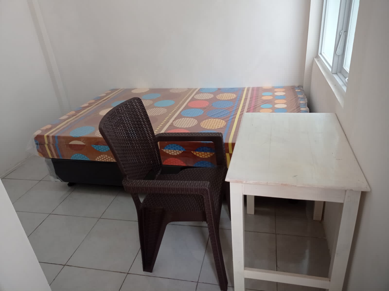 Meja dan Kursi Belajar di Kamar Kos