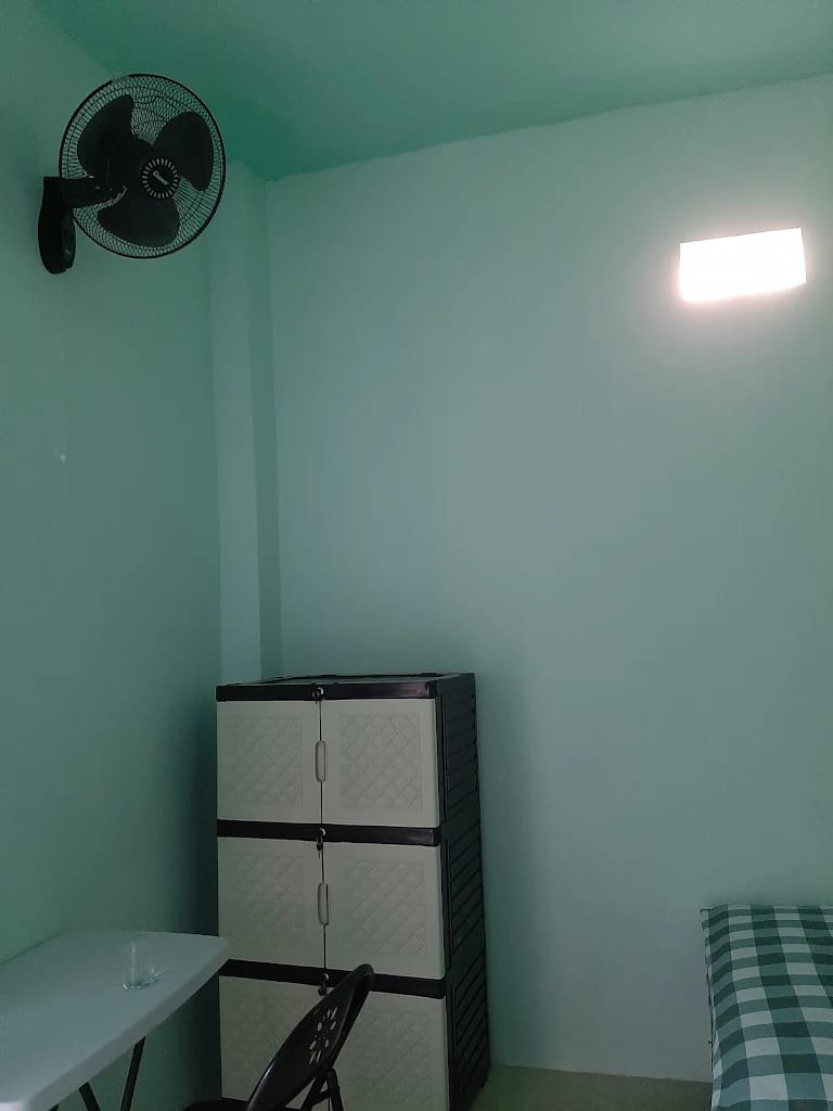 Kamar Kos dengan Kipas Angin