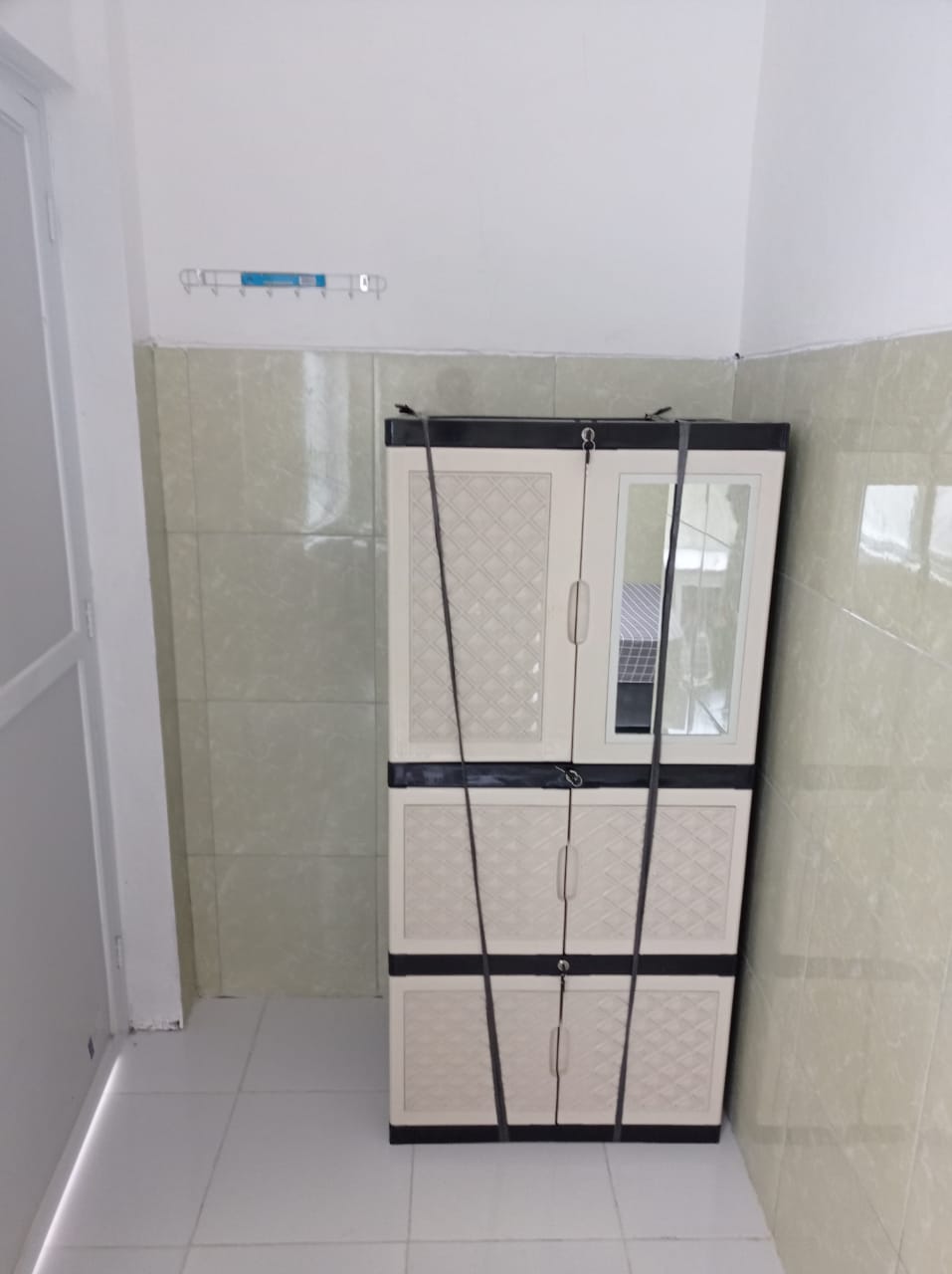 Lemari Pakaian di Kamar Kos